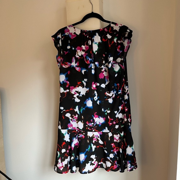 1. State Floral VNeck Short Sleeve Dress - Small - Picture 3 of 6